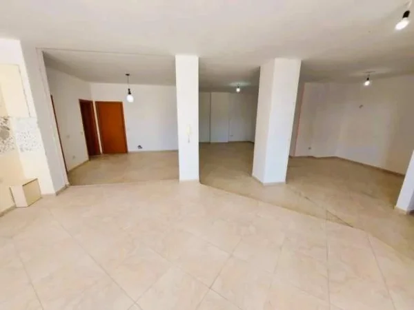 Tirane, shitet apartament 3+1+A+BLK 137 m²  (Rruge Kavajes, Perballe me Polikliniken nr.9)
