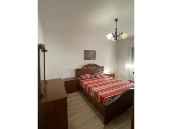 Tirane, jepet me qera apartament 2+1 Kati 5, 75 m² 400 Euro (Bulevardi Bajram Curri)