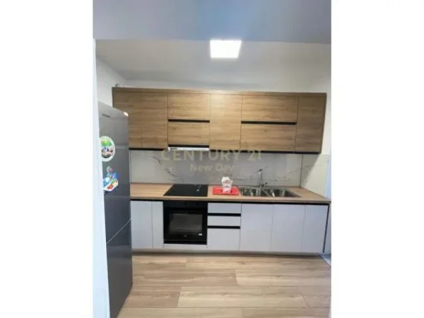 Tirane, jepet me qera apartament 2+1 Kati 5, 75 m² 400 Euro (Ish Stacioni i fundit i Tiranes se Re)