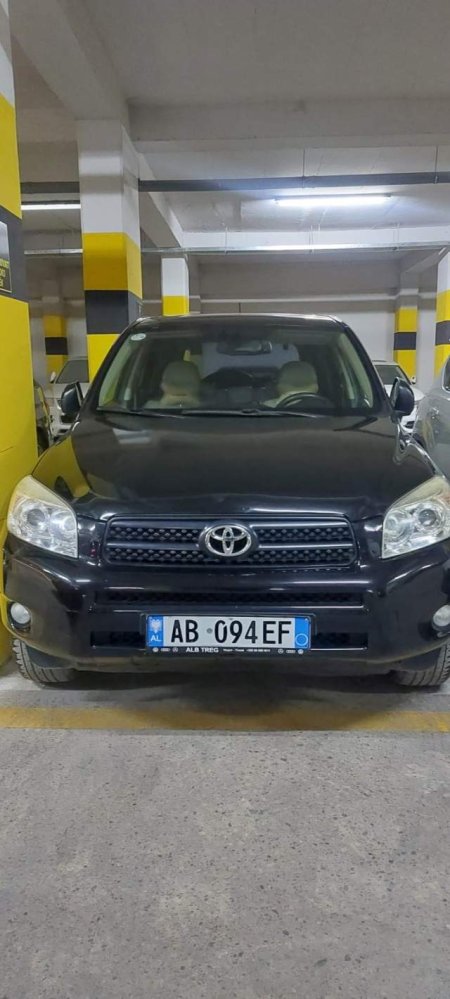 Tirane, shitet xhip Toyota Rav 4 Viti 2006, 7.500 Euro