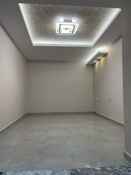 Tirane, jepet me qera dyqan 65 m² 450 Euro (Ali Demi)