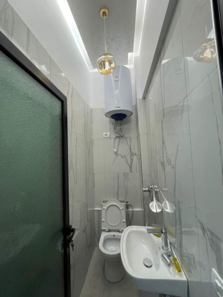 Tirane, jepet me qera dyqan 65 m² 450 Euro (Ali Demi)