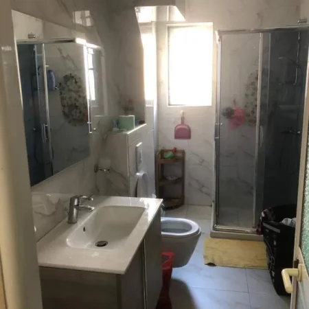 Tirane, jepet me qera apartament Kati 3, 77 m² 400 Euro (Oxhaku)