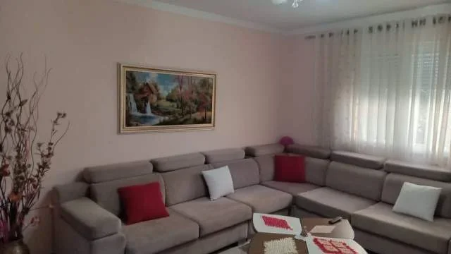Tirane, jepet me qera apartament Kati 2, 53 m² 400 Euro (Varri Bamit)