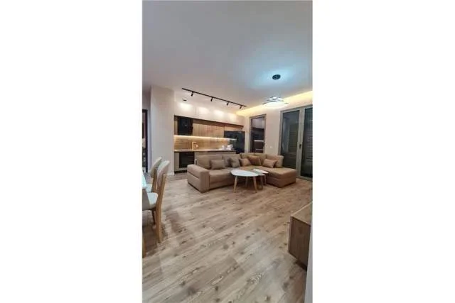 Tirane, jepet me qera apartament 1+1 80 m² 850 Euro (Rr. e Kavajes, Globe)