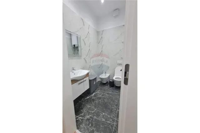 Tirane, jepet me qera apartament 2+1 100 m² 1.250 Euro (Rr. e Kavajes, Globe)
