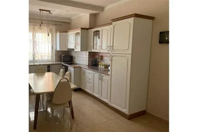 Tirane, jepet me qera apartament 3+1 Kati 6, 137 m² 1.000 Euro (brigada 8)