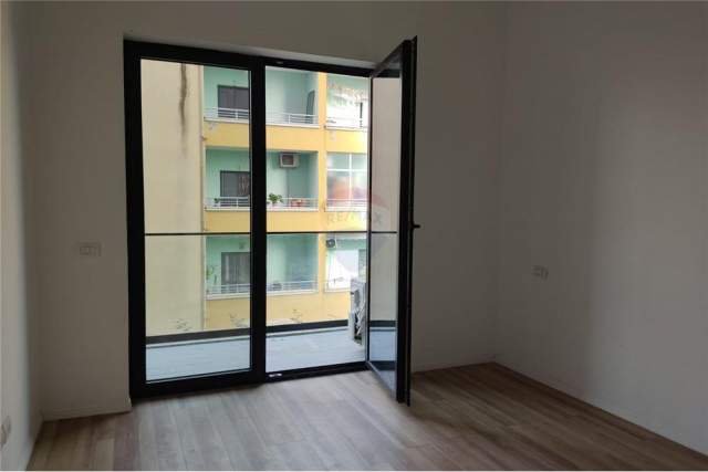 Tirane, jepet me qera apartament 400 Euro