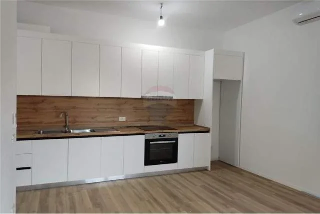 Tirane, jepet me qera apartament 400 Euro
