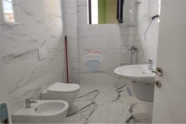 Tirane, jepet me qera apartament 400 Euro