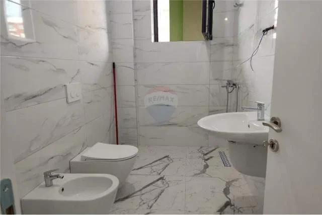 Tirane, jepet me qera apartament 400 Euro