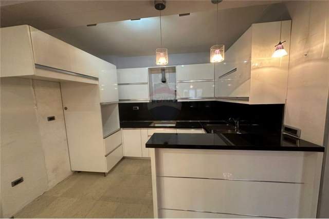 Tirane, shitet apartament 3+1+A 133 m² 200.000 Euro