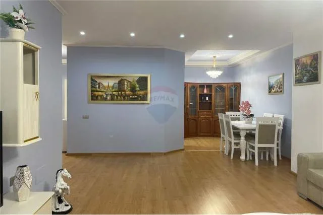 Tirane, jepet me qera apartament 2+1 120 m² 1.200 Euro