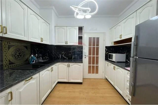 Tirane, jepet me qera apartament 2+1 120 m² 1.200 Euro