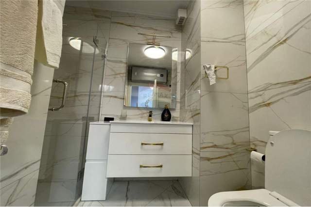 Tirane, jepet me qera apartament 2+1 120 m² 1.200 Euro