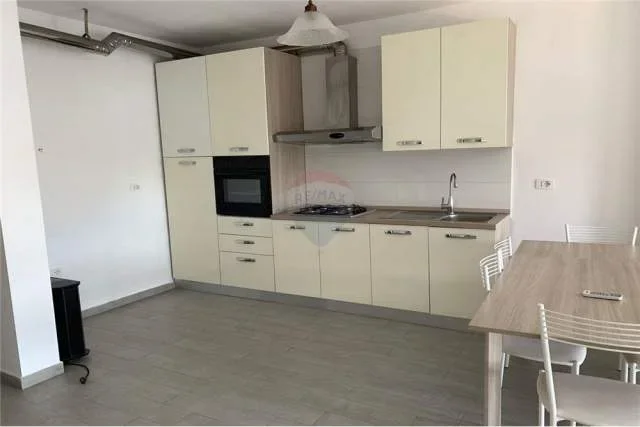 Tirane, jepet me qera apartament 2+1+A Kati 3, 92 m² 550 Euro (Rruga Frosina Plaku)