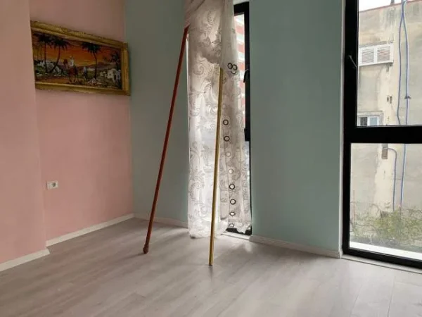 Tirane, jepet me qera apartament 2+1+BLK Kati 1, 80 m² 500 Euro (green city)