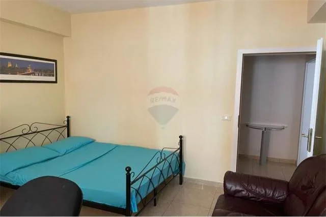 Tirane, jepet me qera apartament 3+1 1.000