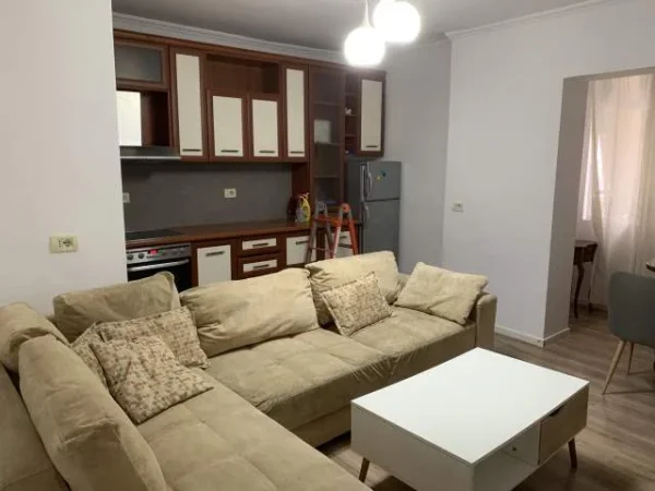 Tirane, jap me qera apartament 1+1 Kati 2, 35.000 Leke (Rr Idriz Dollaku)