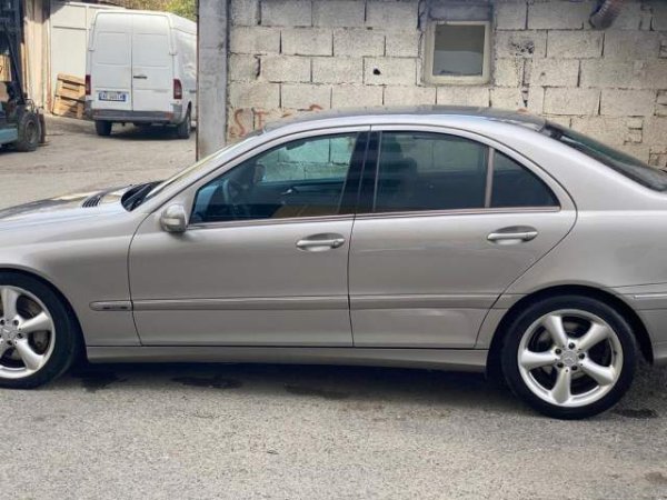 Tirane, shitet makine Benz C Viti 2005, 4.400 Euro