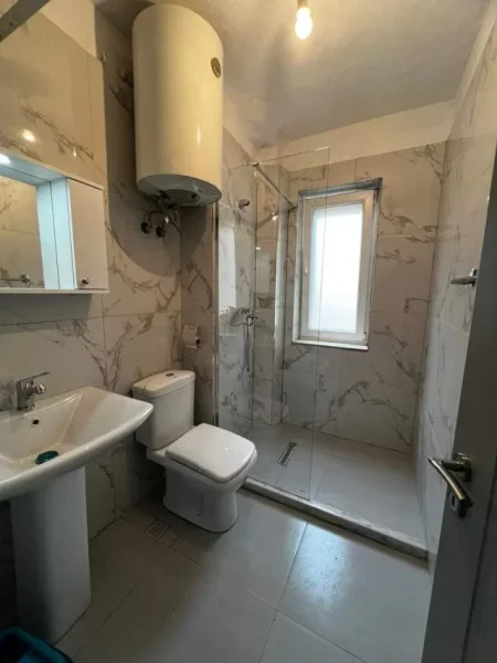 Tirane, jepet me qera apartament 2+1 Kati 4, 80 m² 400 Euro (Rruga Elbasanit)