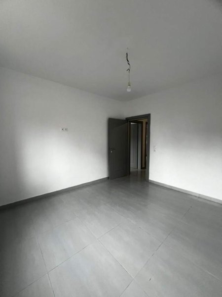 Tirane, jepet me qera apartament 2+1 Kati 4, 80 m² 400 Euro (Rruga Elbasanit)