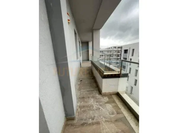 Tirane, jepet me qera apartament 2+1 Kati 3, 100 m² 300 Euro