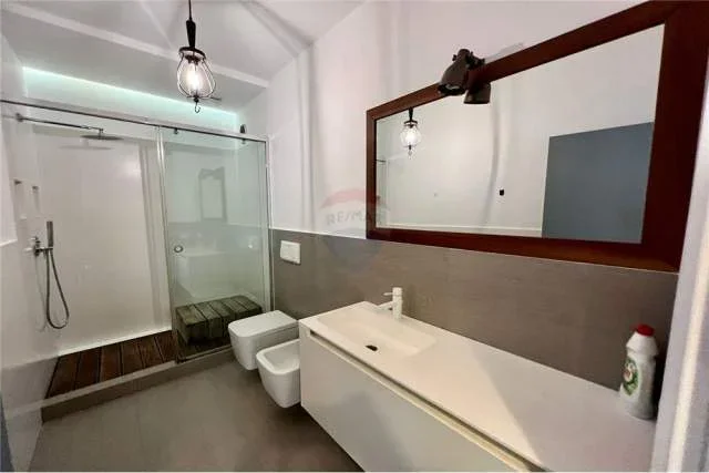 Tirane, jepet me qera apartament 2+1+BLK 120 m² 700 Euro