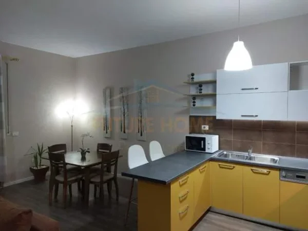 Tirane, jap me qera apartament Kati 8, 118 m² 800 Euro (Rruga e Kavajes)