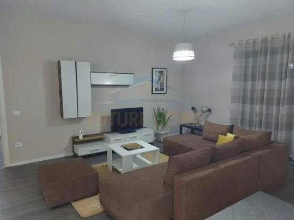 Tirane, jap me qera apartament Kati 8, 118 m² 800 Euro (Rruga e Kavajes)