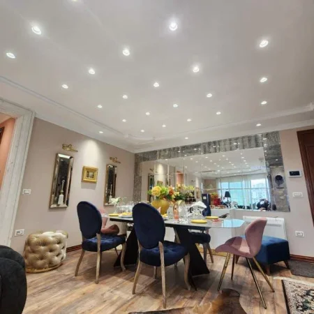 Tirane, jepet me qera apartament 2+1 145 m² (mbrapa Sky Tower)