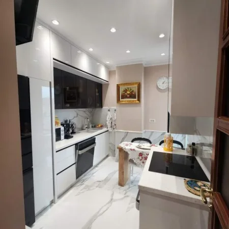 Tirane, jepet me qera apartament 2+1 145 m² (mbrapa Sky Tower)