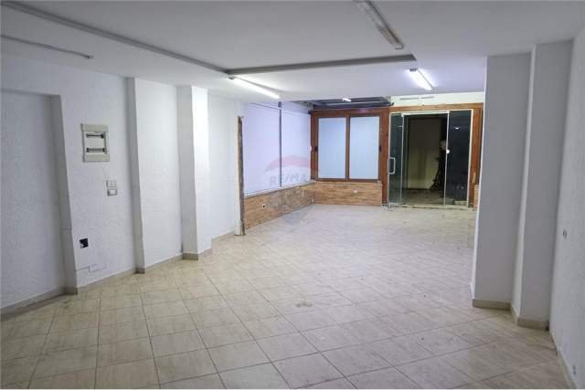 Tirane, shitet dyqan Kati 0, 110.000 m² 110.000 Euro (21 Dhjetori)