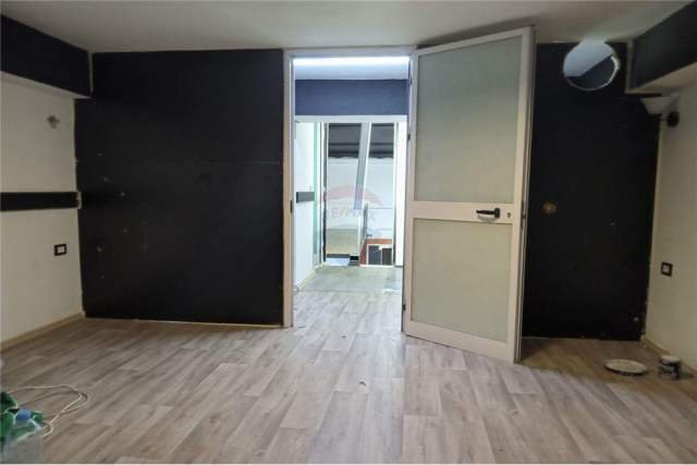 Tirane, shitet dyqan Kati 0, 110.000 m² 110.000 Euro (21 Dhjetori)