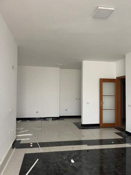 Tirane, jepet me qera ambjent biznesi Kati 3, 150 m² 600 Euro (Rruga e Kavajes)