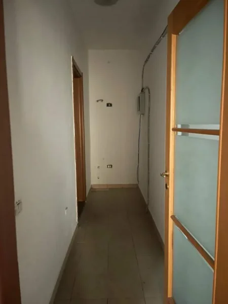 Tirane, jepet me qera ambjent biznesi Kati 3, 150 m² 600 Euro (Rruga e Kavajes)