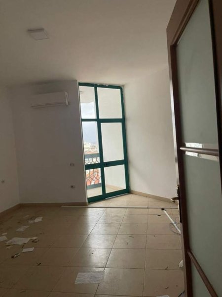 Tirane, jepet me qera ambjent biznesi Kati 3, 150 m² 600 Euro (Rruga e Kavajes)