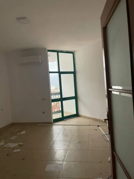 Tirane, jepet me qera ambjent biznesi Kati 3, 150 m² 600 Euro (Rruga e Kavajes)