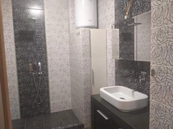 Tirane, jepet me qera apartament 1+1+A+BLK Kati 6, 77 m² 500 Euro (Komuna e Parisit)