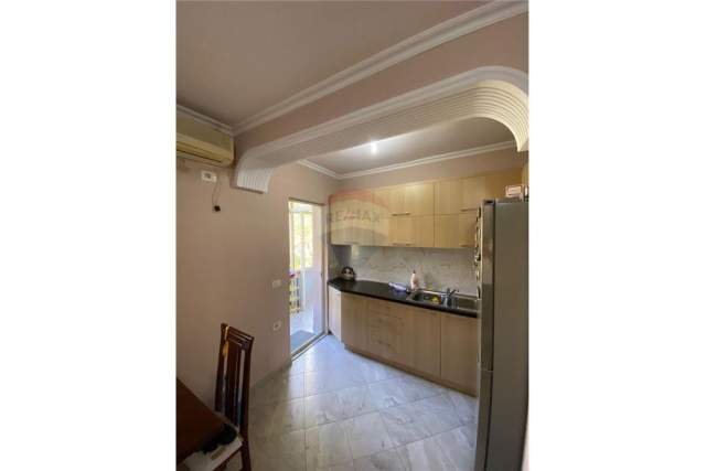 Tirane, jepet me qera apartament 57 m² 450 Euro (STACIONI TRRENIT)