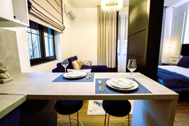 Tirane, shitet apartament 120 m²  (Bllok, buze rruge,)