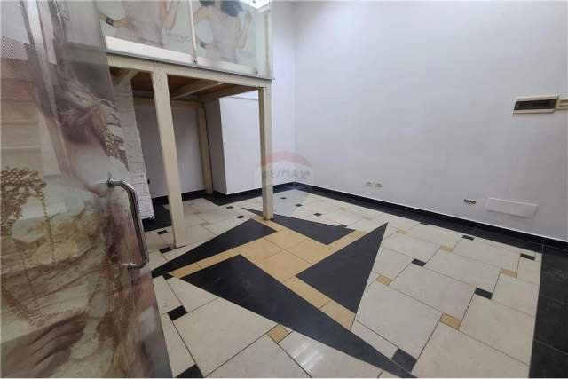 Tirane, jepet me qera dyqan Kati 0, 23 m² 500 Euro (pallati Ismail Kadare)