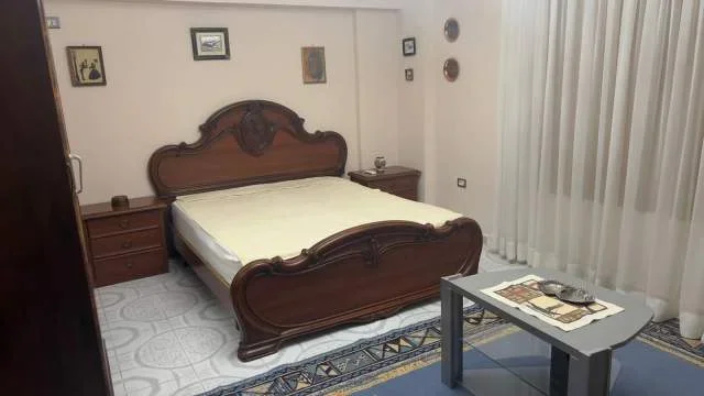 Tirane, jepet me qera apartament 1+1+BLK Kati 1, 65 m² 35.000 Leke (Tregu Elektrik ,Rruga Sali Nivica)