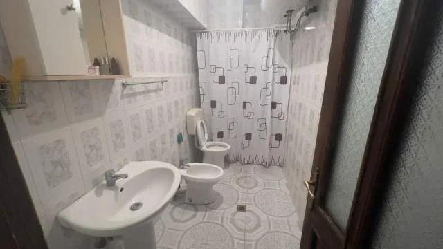 Tirane, jepet me qera apartament 1+1+BLK Kati 1, 65 m² 35.000 Leke (Tregu Elektrik ,Rruga Sali Nivica)