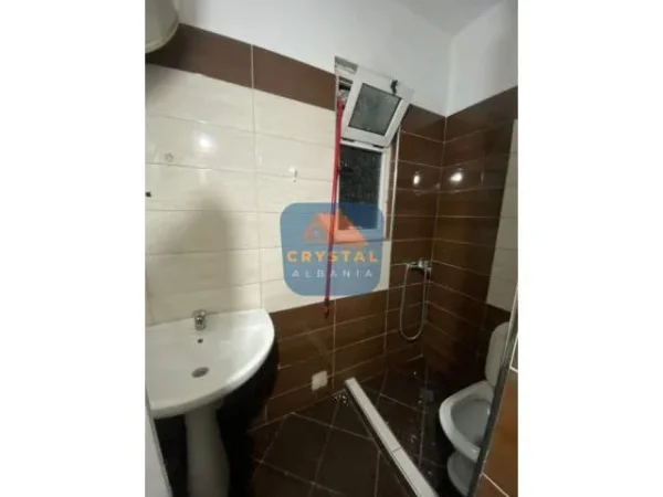 Tirane, jepet me qera apartament 1+1+A Kati 2, 60 m² 250 Euro (Vilat Amerikane)