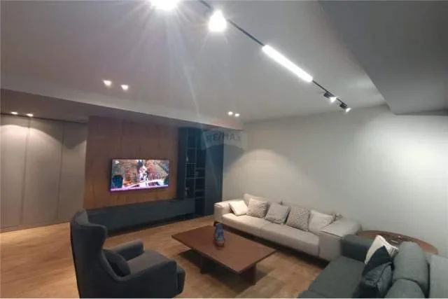 Tirane, jepet me qera apartament 2+1 126 m² 1.100 Euro (Rezidenca Park Life)