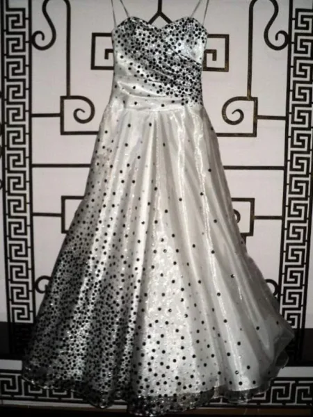 Tirane, shes Veshje nga USA, cmime nen kosto, oferta 1 Leke