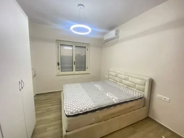 Tirane, jepet me qera apartament Kati 4, 65 m² 60.000 Leke (Rruga e Kavajes)