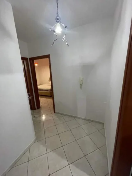 Tirane, jepet me qera apartament 1+1 Kati 4, 65 m² 400 Euro (Rruga Dritan Hoxha)