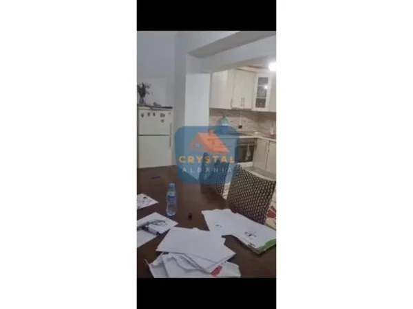 Tirane, jepet me qera apartament 2+1+A Kati 1, 100 m² 30.000 Leke (Rruga bedri Karapici)